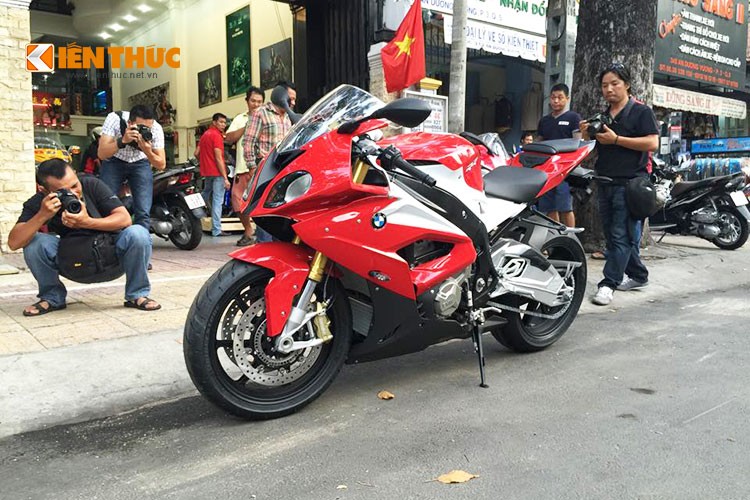 Chiếc môtô  BMW S1000RR phiên bản 2015 màu đỏ đầu tiên về Việt Nam với những thay đổi ở thiết kế cùng công suất lên tới 199 mã lực.